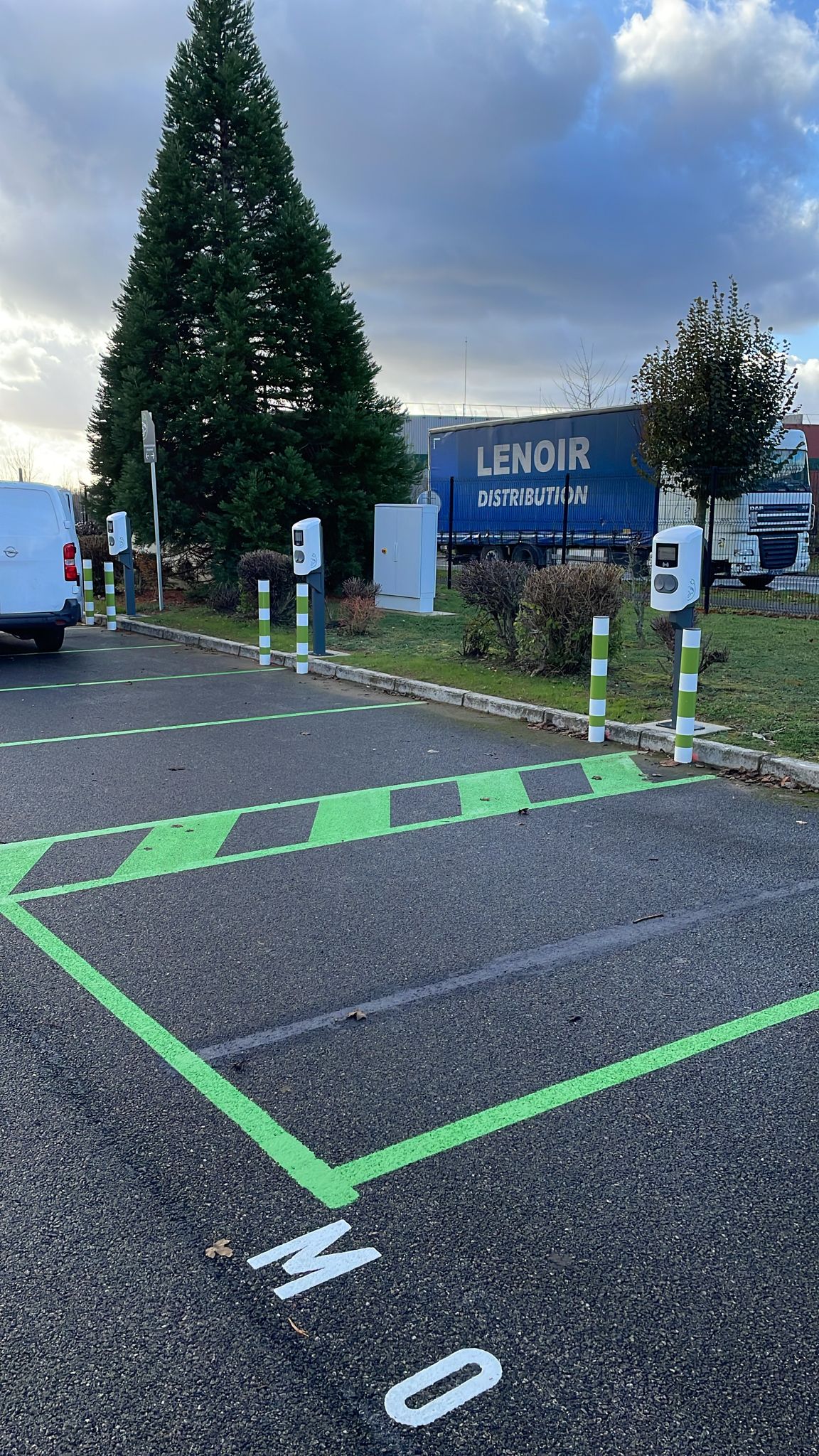 Bornes de recharge sur pied et places de stationnement matérialisées
